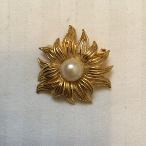 Gold Tone Flower Starburst Pin Brooch